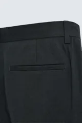 Pantalón de traje para hombre de corte regular fit, confeccionado en una mezcla de cáñamo y lana de origen italiano. Presenta bolsillos frontales, bolsillos traseros de vivo y cierre frontal con cremallera y botón.