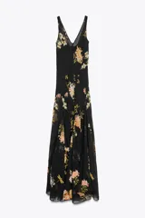 Vestido largo negro con estampado floral en tonos naranja y blanco, escote en V y breteles finos.