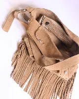 Bandolera de cuero color beige con flecos y tachas plateadas.