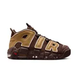 Championes de caña alta Nike Air More Uptempo '96 Nas, color chocolate con detalles en marrón claro y blanco. Presentan la palabra "AIR" en letras grandes a los costados y logo de Nike en rojo en el talón y la suela.