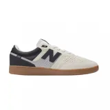 Championes New Balance NM508RDO color crema con detalles en negro y suela marrón.