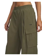 Pantalón cargo Under Armour Unstoppable para mujer, color verde oliva, de corte holgado con cintura elástica y bolsillos laterales con solapa. Presenta logo de la marca bordado en la pierna.