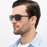 Lentes de sol rectangulares INVU, con montura metálica negra y cristales polarizados azules.