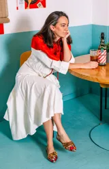 Bailarinas destalonadas con tejido bordado a mano y tiras de terciopelo mostaza. Con cuña interna de 1,5 cm, interior de piel y suela de cuero. Fabricadas en España.