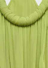 Vestido maxi largo de tejido plisado color verde lima, con tirantes finos y fruncido elástico en la cintura.