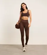 Calza deportiva marrón de microfibra con cintura cruzada.