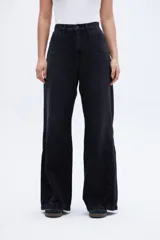 Pantalón de jean negro de corte amplio y relajado, con tiro alto y calce holgado.