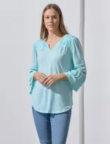 Blusa color celeste con escote en V, mangas largas acampanadas con detalle de crochet.