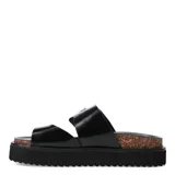 Sandalias planas color gris con hebilla metálica negra, tira ancha sobre el empeine y tira entre los dedos. Plataforma con base de corcho y suela de goma negra.