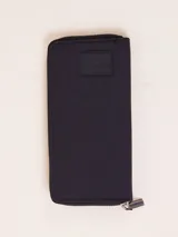 Billetera grande de nylon color azul marino con cierre de cremallera y parche de goma con logo de la marca.