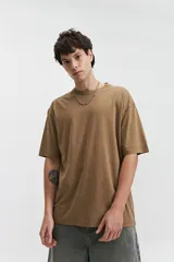 Remera de manga corta color marrón claro, de corte amplio y cuello redondo.
