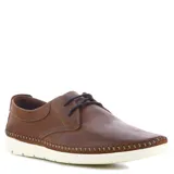Zapato casual color marrón habana, de diseño elegante con costuras visibles y suela contrastante.