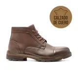 Bota de vestir acordonada color marrón de cuero, con suela de goma y detalle de costuras en la puntera.