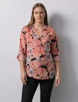 Blusa de gasa estampada con flores, marca Zac & Rachel. Tiene cuello a la base, escote en V y abertura con botones. Las mangas largas son de largo regulable.