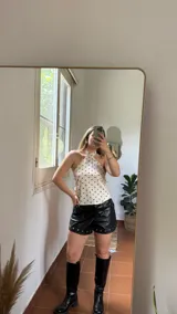 Top blanco con lunares marrones, escote halter y espalda descubierta.