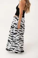 Falda larga blanca con estampado de peces negros.