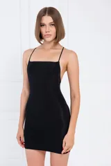 Vestido corto negro ajustado al cuerpo, con escote cuadrado y tirantes finos.