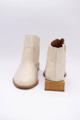 Botines de cuero negro con cierre lateral y taco bajo cuadrado de madera.