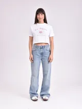 Remera corta blanca con estampa frontal de texto "Los Angeles" y una rosa en color rosa.