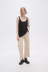 Musculosa negra de bretel ancho y corte holgado.