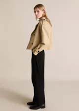 Pantalón negro de vestir, de corte recto y tiro medio.