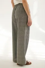 Pantalón de lino azul con finas rayas verticales color beige, corte palazzo y cintura alta.