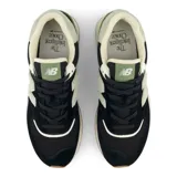 Championes urbanos New Balance modelo U574, color negro con detalles en gris y blanco, confeccionados en gamuza y malla, con logo "N" característico en los laterales y entresuela ENCAP.