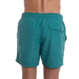 Short de baño color verde petróleo, con cintura elástica ajustable con cordón, bolsillos laterales y trasero, forro de malla interna y logo de la marca.