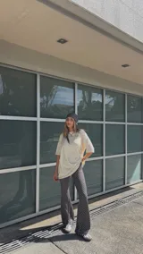 Pantalón palazzo negro con lunares blancos, confeccionado en viscosa.