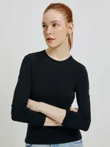 Camiseta básica de manga larga, color negro, con ajuste entallado y tacto suave.