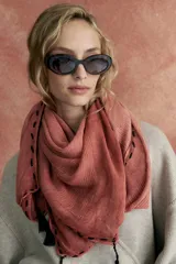 Bufanda tipo pashmina color terracota con detalle de pespuntes negros y flecos en los extremos.
