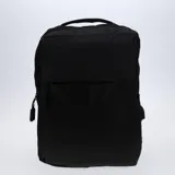 Mochila negra para laptop con múltiples compartimentos y diseño funcional.