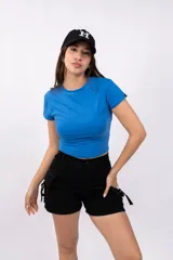 Remera celeste de corte cropped y mangas cortas.