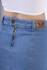 Minifalda de jean azul claro, tiro bajo, con aberturas frontales en el ruedo.