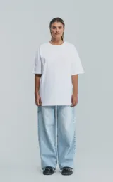 Remerón blanco de corte extra oversize y hombros caídos, confeccionado en algodón premium americano muy suave al tacto. Cuello rib redondo al tono con doble costura.