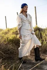 Casquete azul tejido en hilo de seda viscosa, con diseño calado.