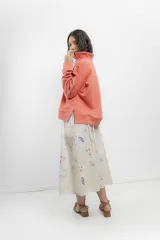 Falda midi color crema con estampado de cerezas y constelaciones.