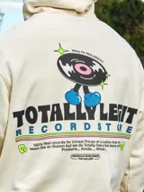 Hoodie color crema con capucha y manga larga, de corte holgado y estampado frontal con un personaje de caricatura y la frase "Totally Legit".