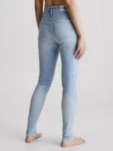 Pantalones de jean celeste de tiro alto y corte skinny.