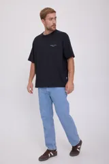 Camiseta negra de manga corta y cuello redondo con estampado en la espalda con la frase "Art District" y el número 1990.