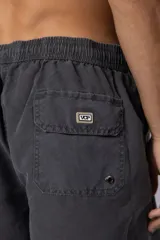 Short de baño color marrón confeccionado en microfibra de piel de durazno con cintura elástica y cordón ajustable.