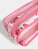 Cartuchera blanca con estampado de libros, bebidas y frases en tonos rosados. Tiene cierre circundante y tag frontal de silicona con la frase "I'm just a girl".