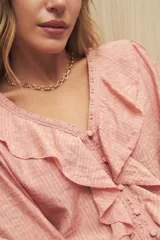 Blusa negra con mangas 3/4 y escote en V con volados.