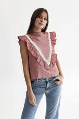 Top color ladrillo de algodón vintage, con cuello redondo y sisa al hombro. Presenta un gran volante con puntilla de algodón color marfil que recorre el frente y la espalda en forma de V.