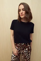 Remera blanca de algodón liviano con textura sutil, manga corta y cuello redondo.