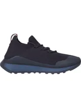 Zapatillas de running Tommy Hilfiger color azul marino, confeccionadas en tejido de punto elástico de poliéster reciclado. Cuentan con plantilla de acupresión, suela dentada de goma y caucho, trabilla distintiva y monograma TH grabado en la entresuela.