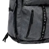 Mochila Jordan Sport de 35 litros, color gris jaspeado con detalles en negro. Cuenta con compartimento principal con funda para laptop, compartimento ventilado para calzado, bolsillos laterales para botella, bolsillos frontales con cremallera y correas acolchadas ajustables.