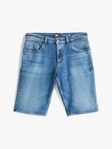 Bermuda de jean Tommy Jeans de corte slim, color celeste con efecto desteñido.