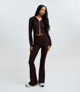 Pantalón flare marrón de microfibra con cintura ancha y sin estampado.