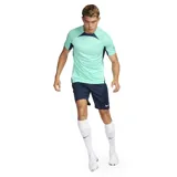 Remera deportiva Nike Dri-FIT Strike color verde agua con detalles en azul marino. Cuenta con cuello redondo, mangas cortas con diseño texturizado en los hombros y logo de Nike estampado en el pecho.